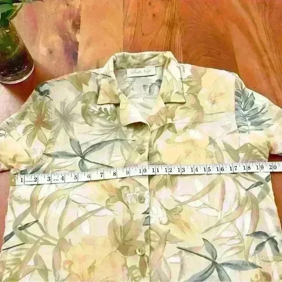 Vintage Tropical Pattern Hawaiian floral short sleeves button down blouse shirt. - Picture 8 of 9